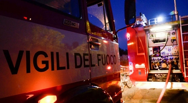 Incendio nella notte a San Donà, esplode un distributore automatico