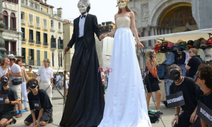 Matrimonio in piazza: Bezos accolto a San Marco dagli attivisti