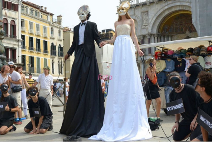 Matrimonio in piazza: Bezos accolto a San Marco dagli attivisti