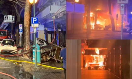Bar trattoria "Bea Storia" distrutto da un incendio a Jesolo: intossicati in 15, ma nessuno è grave