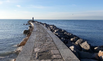 Ignora il divieto: 17enne si tuffa dal pontile e rischia la paralisi alle gambe