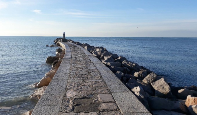 Ignora il divieto: 17enne si tuffa dal pontile e rischia la paralisi alle gambe