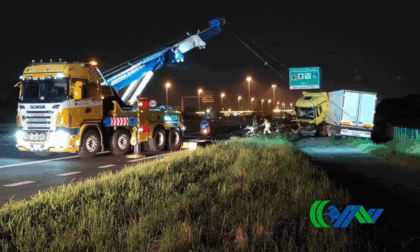 Tir finisce fuori strada nella notte nell'area di servizio Arino Ovest sull'A4, due feriti