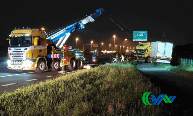 Tir finisce fuori strada nella notte nell’area di servizio Arino Ovest sull’A4, due feriti