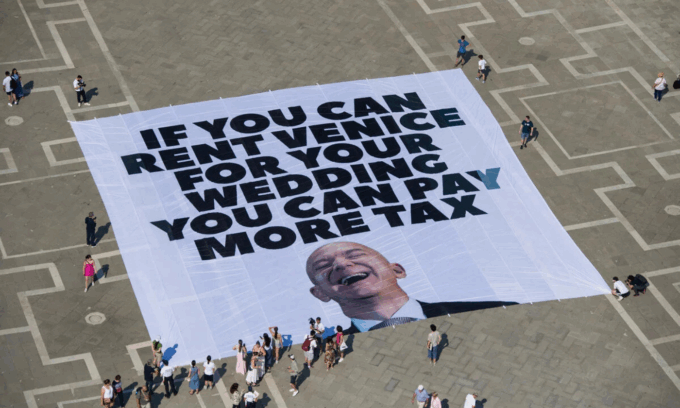 Proteste a Venezia contro Jeff Bezos, scende in campo Greenpeace con un cartellone in San Marco