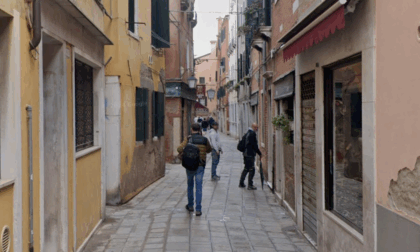 Ragazza aggredita con calci e pugni nel sestiere di Santa Croce, passante interviene e la salva