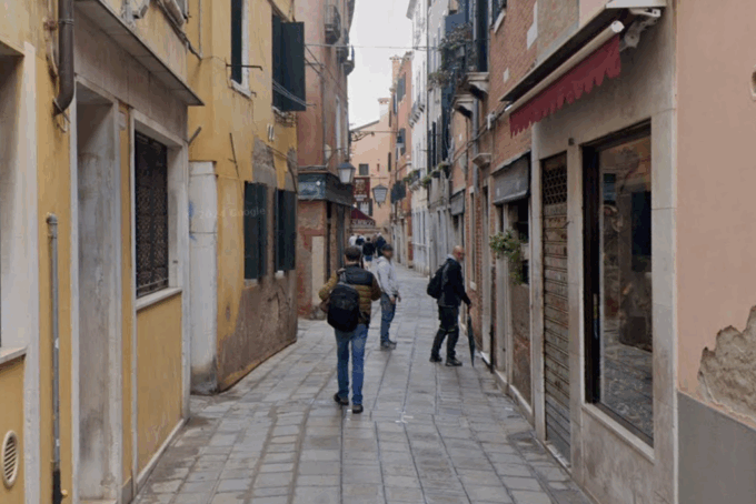 Ragazza aggredita con calci e pugni nel sestiere di Santa Croce, passante interviene e la salva
