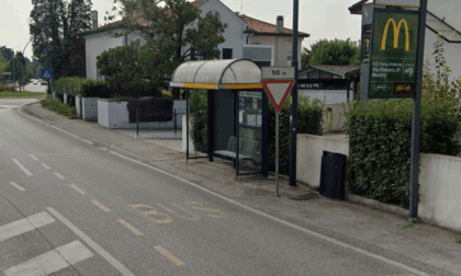 Soccorso alla fermata del bus col torace schiacciato, è giallo: scaricato lì dopo un incidente sul lavoro?