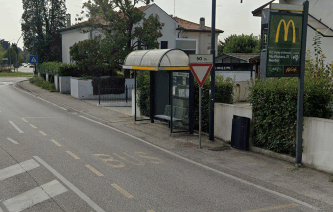 Soccorso alla fermata del bus col torace schiacciato, è giallo: scaricato lì dopo un incidente sul lavoro?