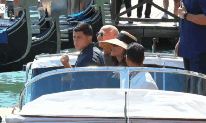 Bezos e Sanchez lasciano Venezia: sorrisi, yacht e polemiche dopo tre giorni di festa blindata