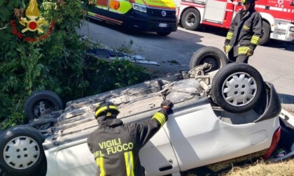 Auto si ribalta in un fosso a bordo strada lungo la Noalese