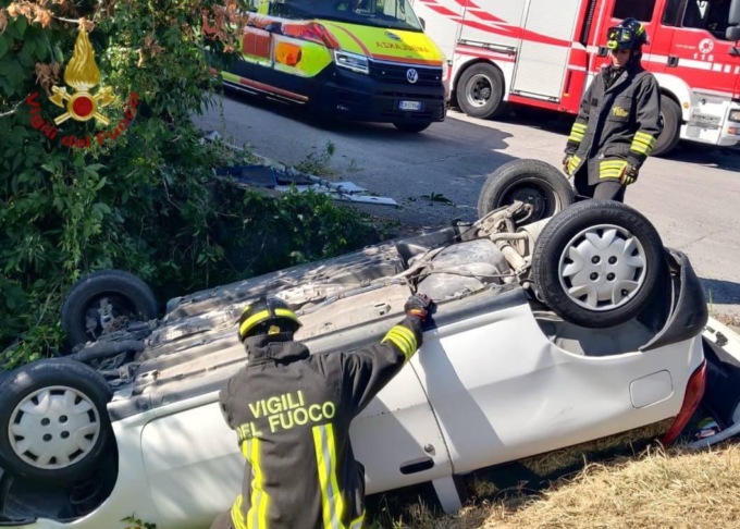 Auto si ribalta in un fosso a bordo strada lungo la Noalese