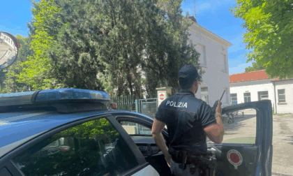 Spacciava davanti a scuola: 30enne beccato con sette involucri di cocaina