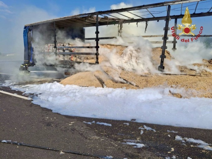 Camion a fuoco lungo l’A4 poco prima del casello di San Stino di Livenza