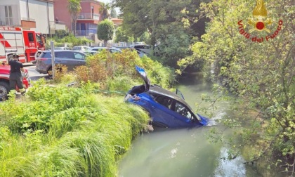 Renault Captur finisce in un canale, paura per una 64enne che resta bloccata nell'auto