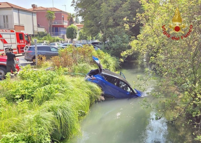 Renault Captur finisce in un canale, paura per una 64enne che resta bloccata nell’auto