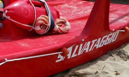 Diciannovenne rischia di annegare: salvata in extremis sul litorale