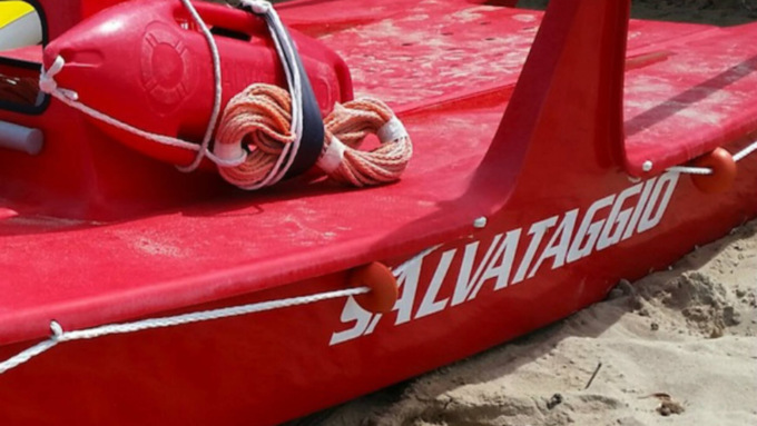 Diciannovenne rischia di annegare: salvata in extremis sul litorale