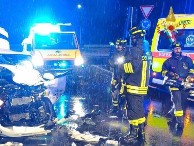 Scontro tra due auto sulla Statale 14: un ferito
