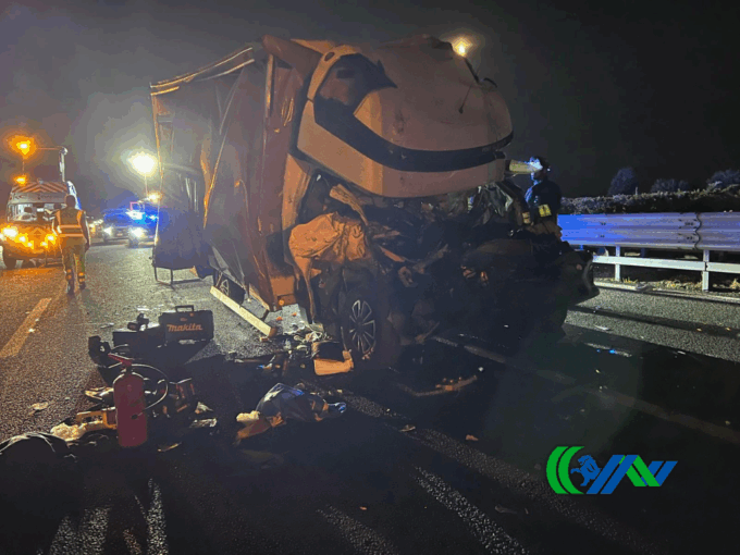 Tragedia nella notte sull’A4: conducente di un camion muore nell’impatto con un tir