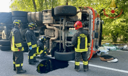 Camion carico di bobine d'acciaio si ribalta a Marghera, ferito l'autista