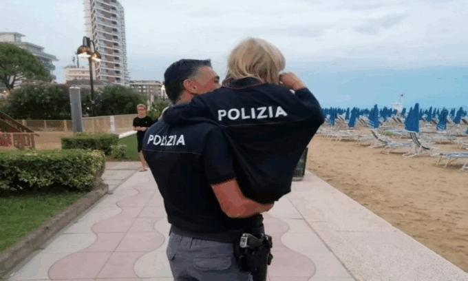 Bambina di 7 anni si perde a Jesolo, ritrovata in spiaggia dalla Polizia dopo un’ora di ricerche