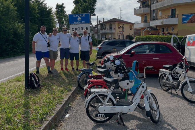 Cinque amici col Ciao, da Monza a Caorle per raccogliere fondi per la Fondazione Maria Letizia Verga