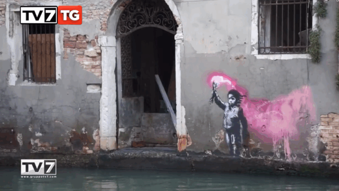 Staccato dal Palazzo di San Pantalon il “Bambino Migrante” di Banksy: sarà restaurato in laboratorio