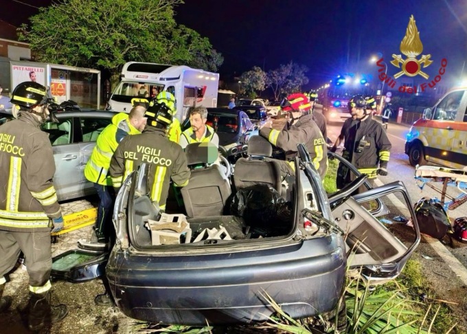 Ferita una donna in un incidente stradale con tre auto