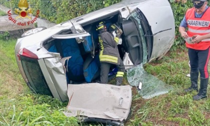 Ferito nell'auto ribaltata nel fossato