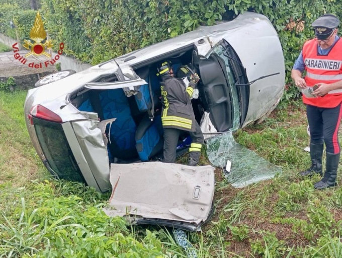 Ferito nell’auto ribaltata nel fossato