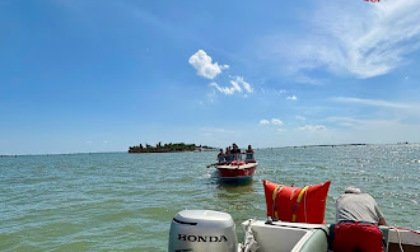 Barca affonda vicino all'isola di San Giorgio in Alga, recuperata dai sommozzatori