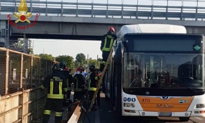 Autobus di linea urta un'impalcatura sotto al cavalcavia Vempa e si danneggia una bombola di metano