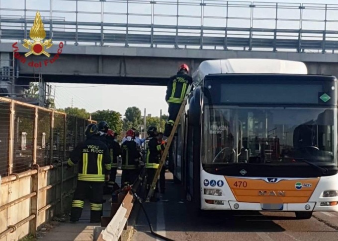 Autobus di linea urta un’impalcatura sotto al cavalcavia Vempa e si danneggia una bombola di metano