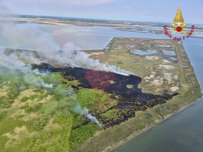 Sterpaglie in fiamme su un isolotto tra Punta Fusina e Isola dei Maltesi