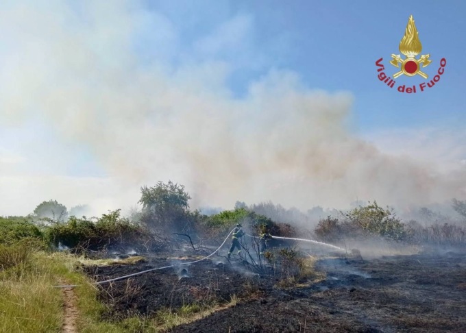 Ancora sterpaglie in fiamme a Fusina, secondo incendio domato dai Vigili del Fuoco