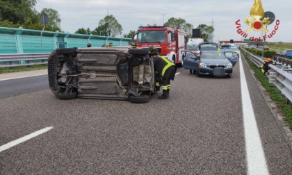 Incidente sull'A57 all'altezza del casello Mira-Oriago: auto si ribalta su un lato