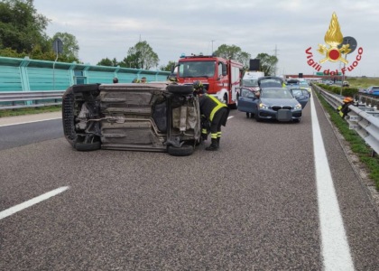 Incidente sull’A57 all’altezza del casello Mira-Oriago: auto si ribalta su un lato