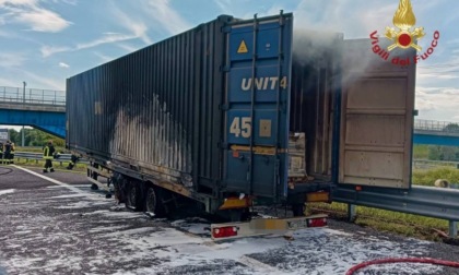 Tir prende fuoco sull'A4: il conducente ha sganciato in tempo il rimorchio, evitando il peggio
