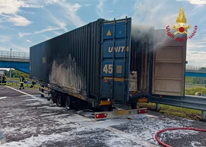 Tir prende fuoco sull’A4: il conducente ha sganciato in tempo il rimorchio, evitando il peggio