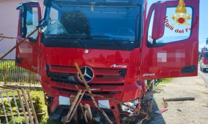 Camionista ha un malore e finisce fuori strada, distrutta la recinzione di un giardino