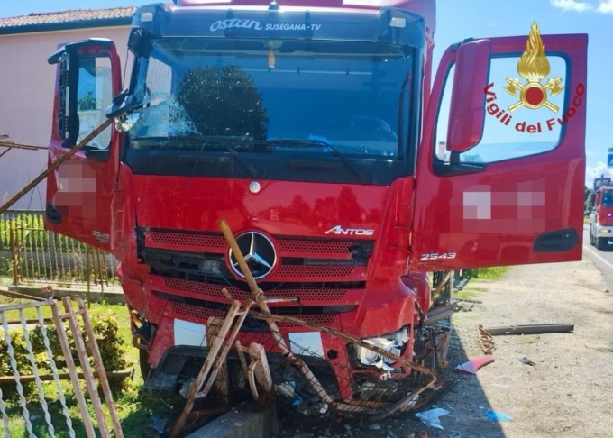 Camionista ha un malore e finisce fuori strada, distrutta la recinzione di un giardino