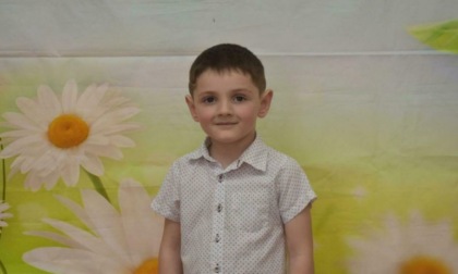 Il bambino ucraino di 6 anni travolto sulle strisce è morto