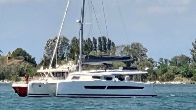 Catamarano alla deriva in Lio Grando, skipper morto per un malore