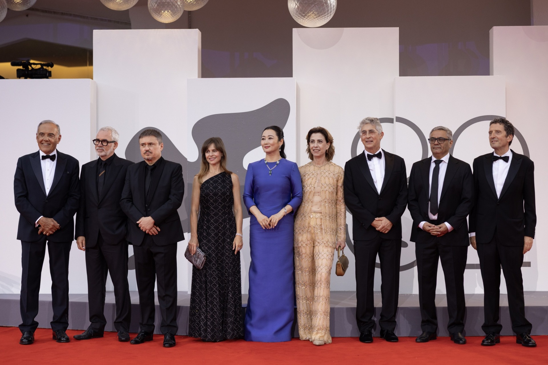 La Giuria internazionale del Concorso di Venezia 82 sul Red Carpet