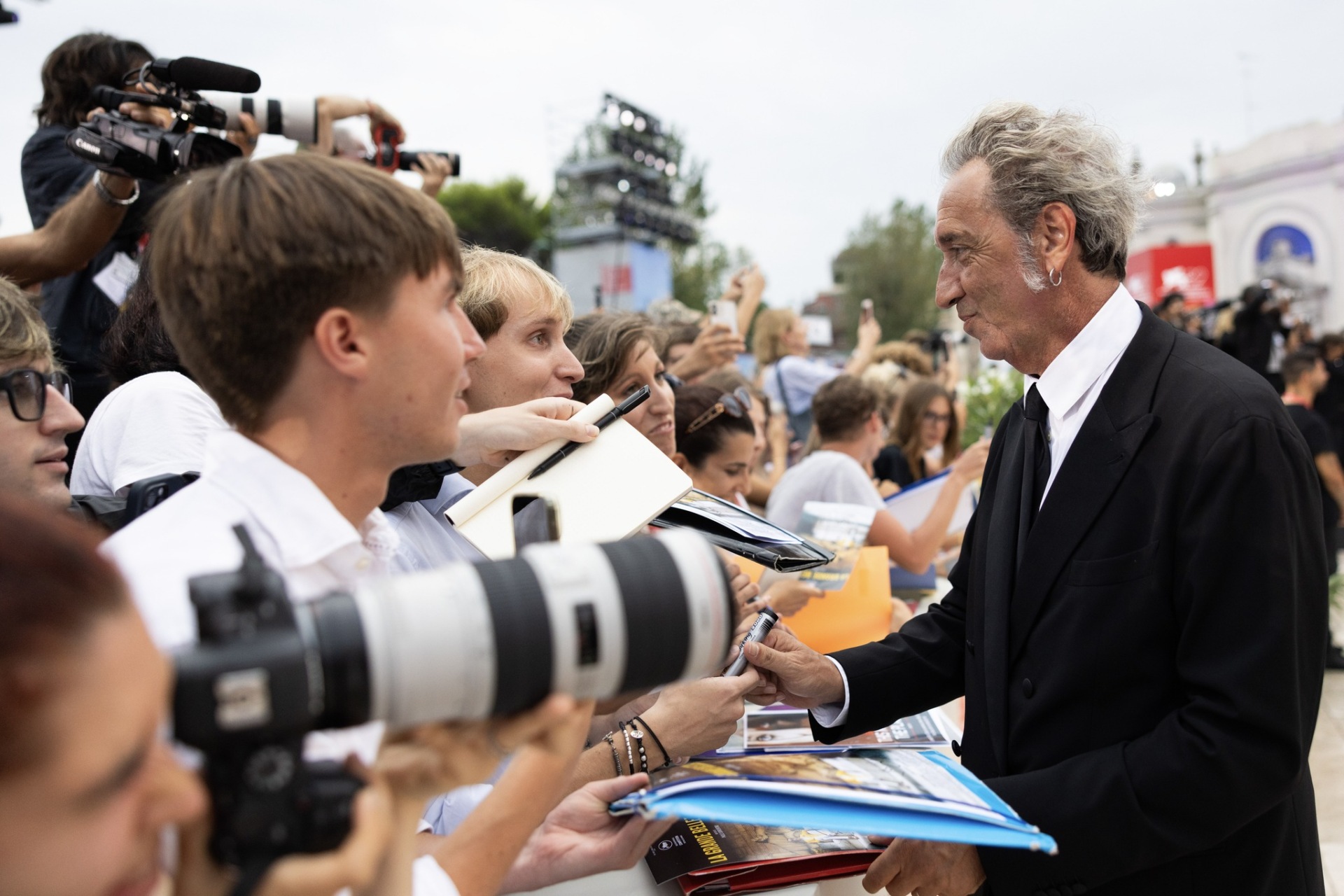 Paolo Sorrentino firmando autografi