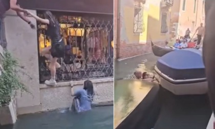 Gondola si rovescia a Venezia, turisti e gondoliere finiscono in acqua