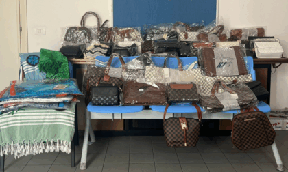 Lotta al commercio abusivo, sequestrate oltre 100 borse contraffatte a Jesolo