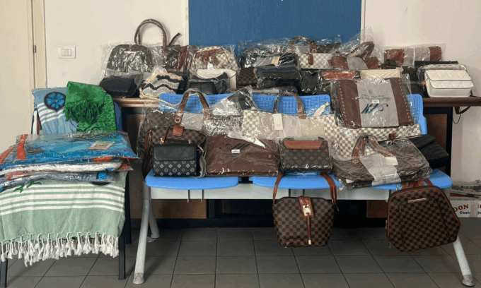 Lotta al commercio abusivo, sequestrate oltre 100 borse contraffatte a Jesolo