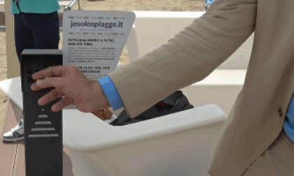 Jesolo inaugura la prima area fumatori in spiaggia: mozziconi riciclati e campagne educative